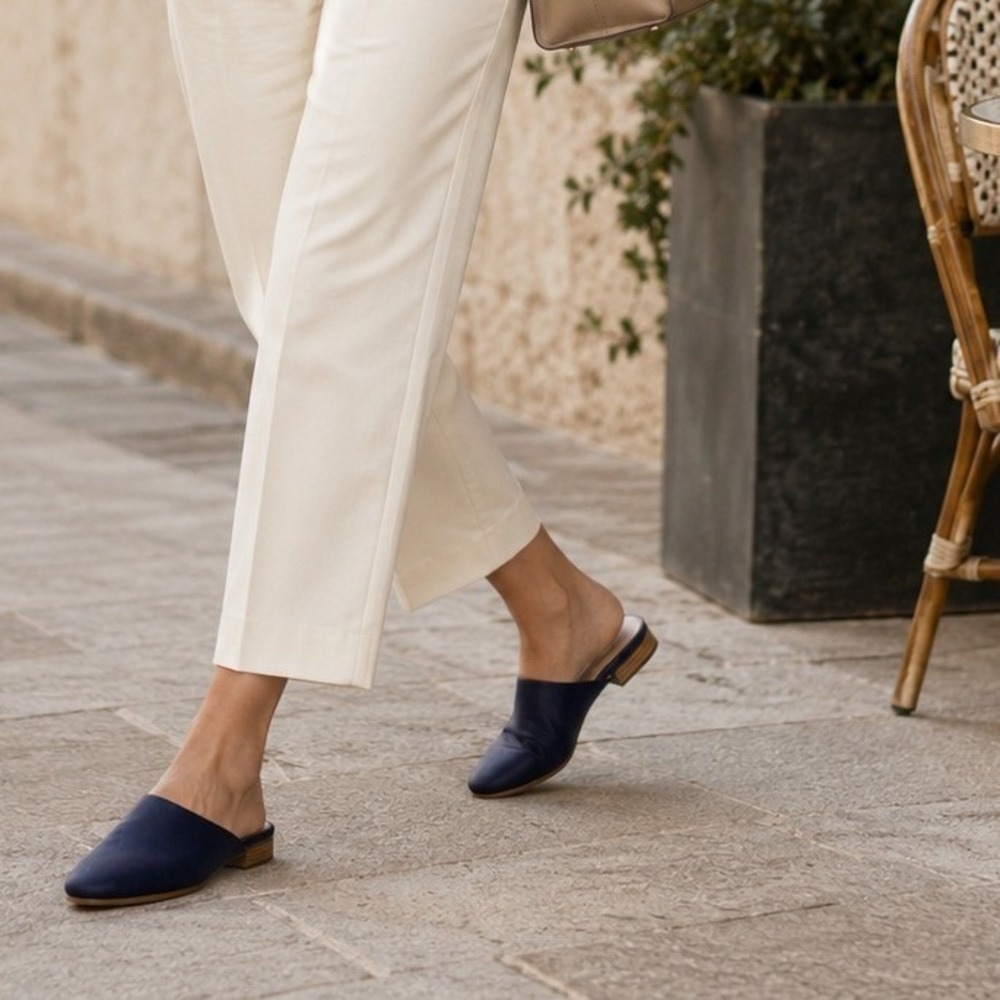 Aerocushion Womens Navy Blue Faux Leather Round Toe Flat Mules Size 9 Minimalist